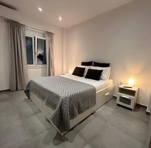 Cozy Central Apartment With Yard