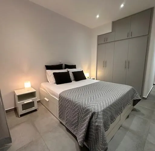 Cozy Central Apartment With Yard