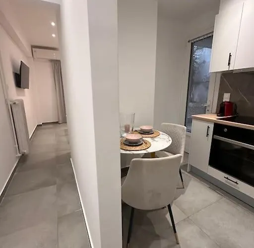 Cozy Central Apartment With Yard